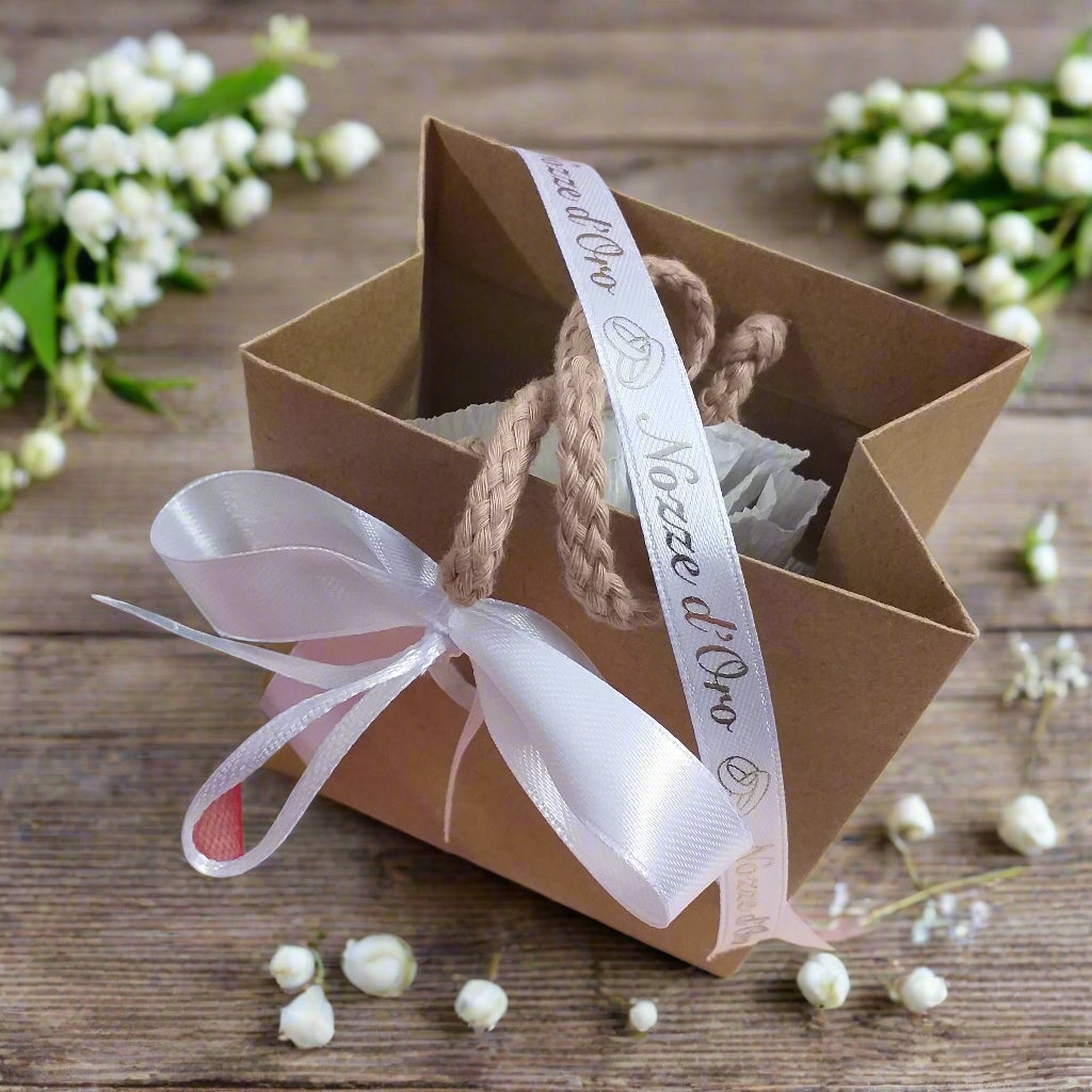 idea creativa shopper borsina confezione bomboniera fai da te con nastro nozze d'oro scritta dorata fedi simboli anniversario matrimonio 50 anni cinquantesimo