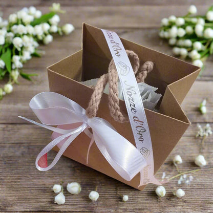 idea creativa shopper borsina confezione bomboniera fai da te con nastro nozze d'oro scritta dorata fedi simboli anniversario matrimonio 50 anni cinquantesimo