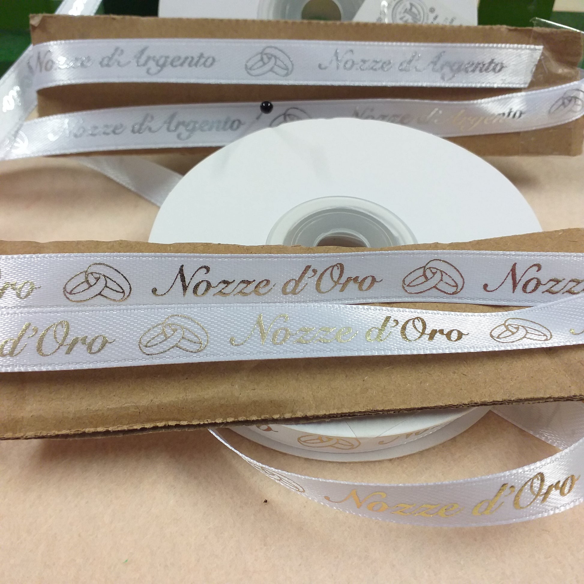 stampato fedi simboli nozze d'oro o d'argento fondo bianco scritta dorata argentata nastro anniversario matrimonio 25 o 50 anni venticinquesimo cinquantesimo per confezioni bomboniere fai da te o packaging allestimento