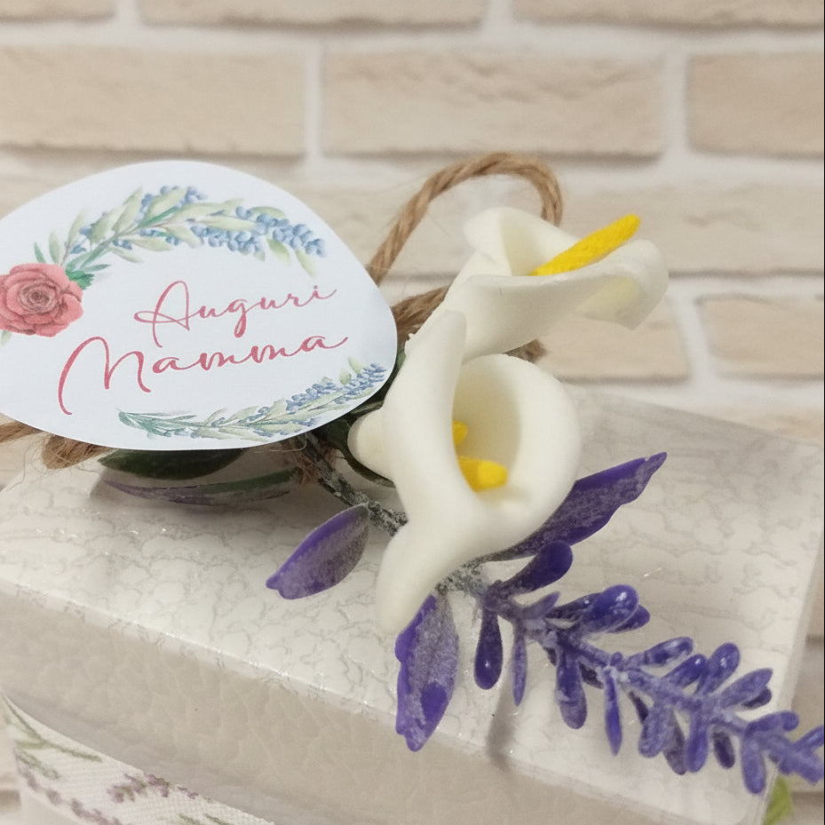 idea packaging cartoncino Scotton scatole bianche basse quadrate uso confezionamento oggetti bomboniere fai da te bouquet calle lavanda corda auguri mamma