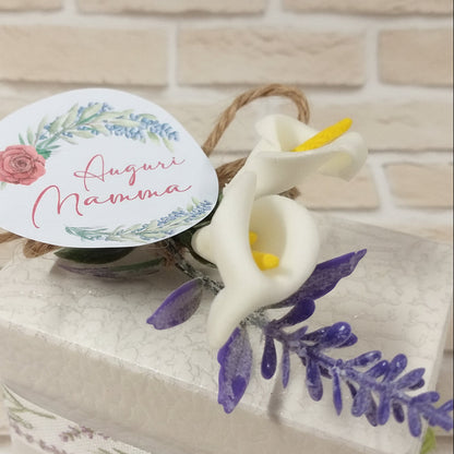 idea packaging cartoncino Scotton scatole bianche basse quadrate uso confezionamento oggetti bomboniere fai da te bouquet calle lavanda corda auguri mamma