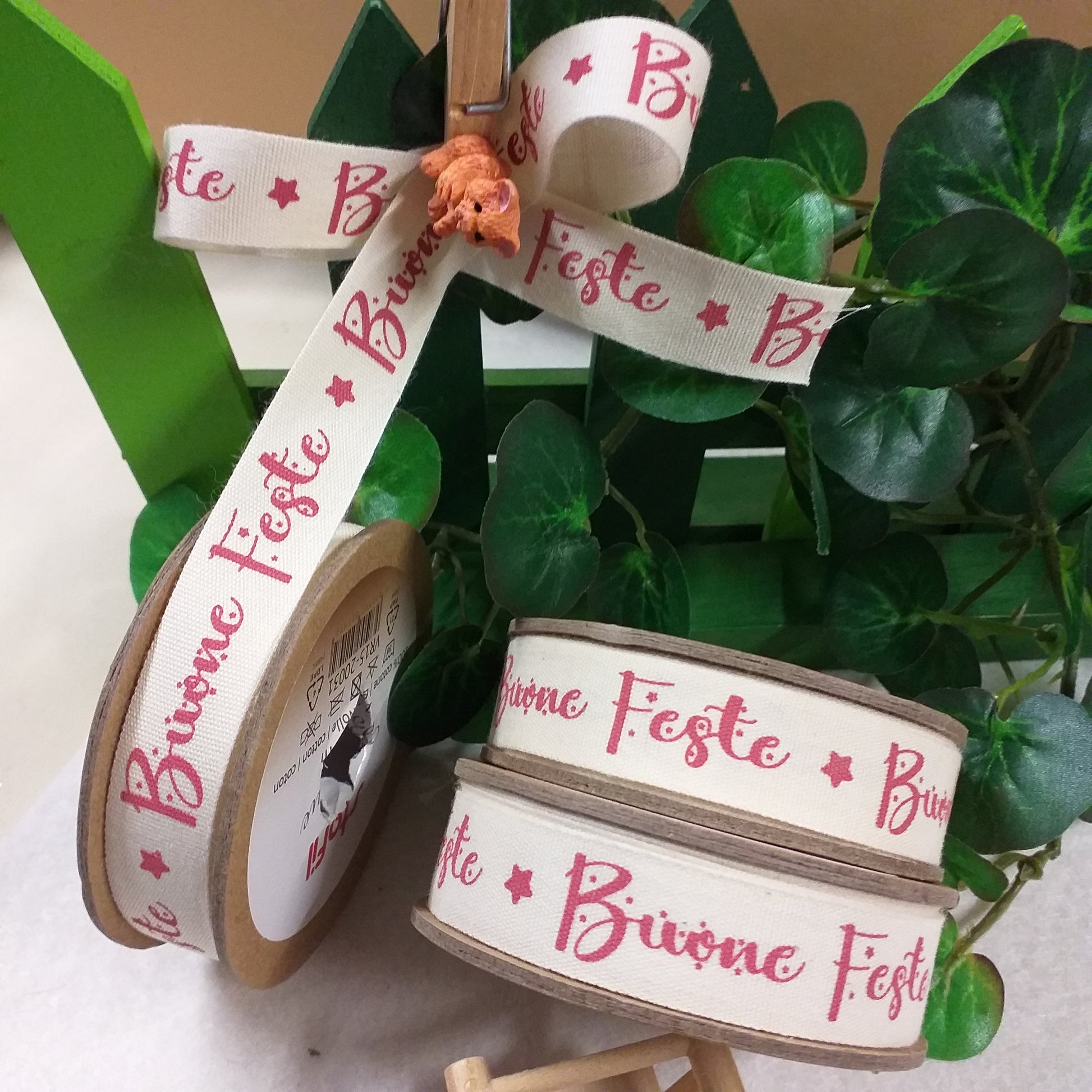 stoffa tessuto stelline buone feste scritta nastro stampato auguri fantasia rosso bianco stile rustico uso packaging confezione regalo natalizia vetrinistica addobbi decorazioni con fiocchi coccarde