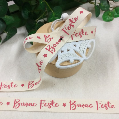 packaging confezione regalo natalizia vetrinistica addobbi decorazioni con fiocchi coccarde chiudipacco idea come confezionare scatolina campanelle feltro e stoffa tessuto stelline buone feste scritta nastro stampato auguri fantasia rosso bianco stile rustico