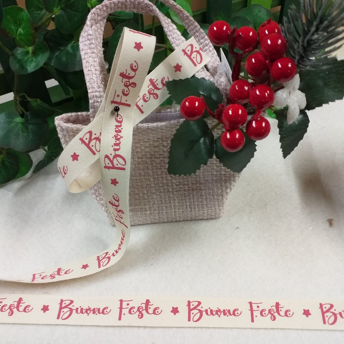 packaging confezione regalo vetrinistica addobbi decorazioni con fiocchi coccarde chiudipacco idea come confezionare sportina borsetta shopper juta pick natalizio e stoffa tessuto stelline buone feste scritta nastro stampato auguri fantasia rosso bianco stile rustico