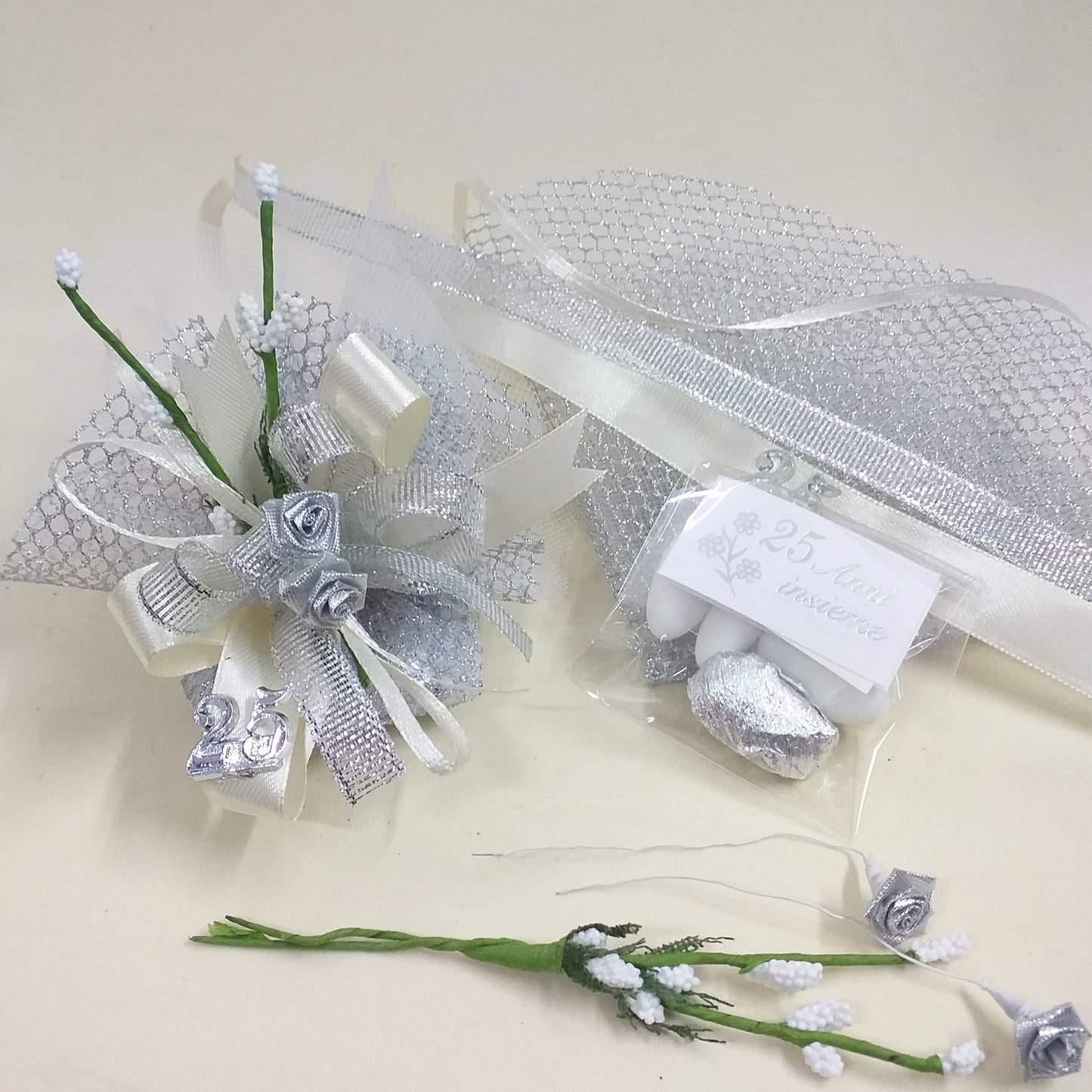kit fai da te 25 anni venticinquesimo   sacchetti rete argento simboli applicazioni rose argentate velo da sposa nebbiolina bianca coccarda nastro lurex e raso confetti mandorla cioccolato bianchi argentati bomboniere anniversario matrimonio
