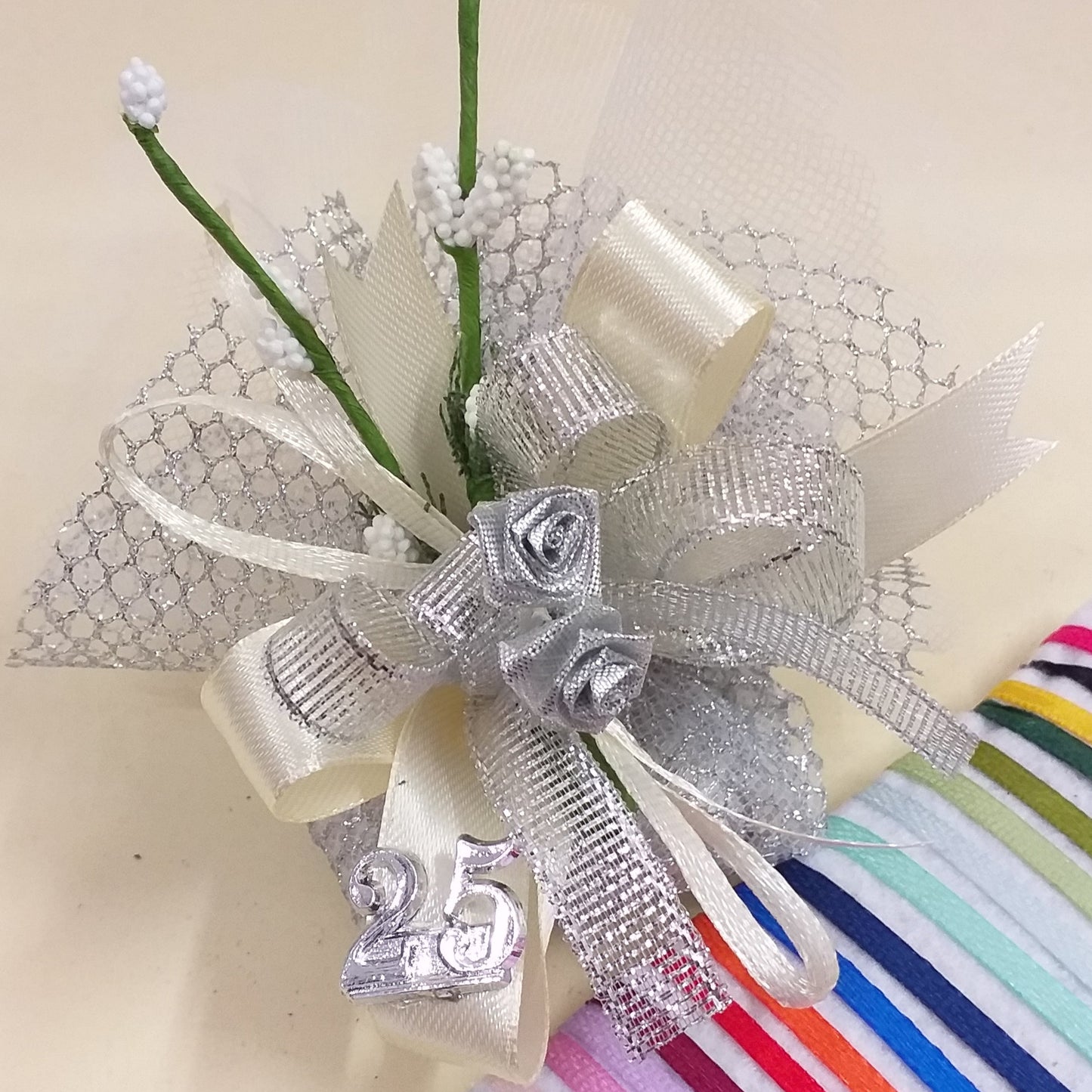 colori nastrini kit fai da te 25 anni venticinquesimo  sacchetti rete argento simboli applicazioni rose argentate velo da sposa nebbiolina bianca coccarda nastro lurex e raso confetti mandorla cioccolato bianchi argentati bomboniere anniversario matrimonio