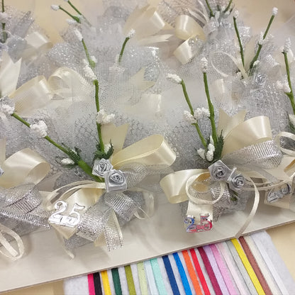 25 anni venticinquesimo nozze sacchetti rete argento simboli applicazioni rose argentate velo da sposa nebbiolina bianca coccarda nastro lurex e raso confetti mandorla cioccolato bianchi argentati bomboniere anniversario matrimonio fiori confetti scelta colore nastrini