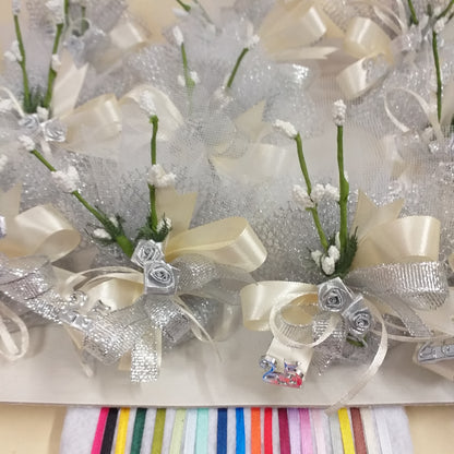 confettata fai da te 25 anni venticinquesimo sacchetti rete argento simboli applicazioni rose argentate velo da sposa nebbiolina bianca coccarda nastro lurex e raso confetti mandorla cioccolato bianchi argentati bomboniere anniversario matrimonio di nozze