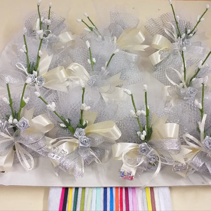 dall'alto composizione kit fai da te 25 anni venticinquesimo nozze sacchetti rete argento simboli applicazioni rose argentate velo da sposa nebbiolina bianca coccarda nastro lurex e raso confetti mandorla cioccolato bianchi argentati bomboniere anniversario matrimonio fiori confetti