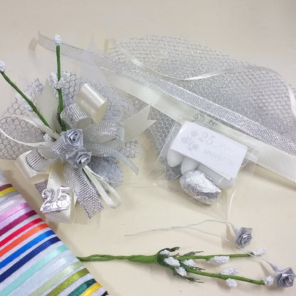 composizione kit fai da te 25 anni venticinquesimo nozze sacchetti rete argento simboli applicazioni rose argentate velo da sposa nebbiolina bianca coccarda nastro lurex e raso confetti mandorla cioccolato bianchi argentati bomboniere anniversario matrimonio fiori confetti