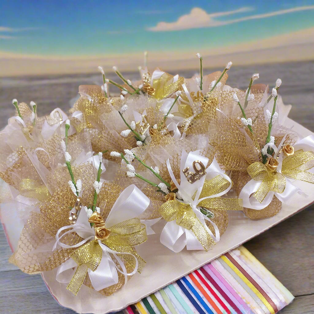 dall'alto composizione kit fai da te 50 anni cinquantesimo nozze sacchetti rete dorati simboli applicazioni rose oro velo da sposa nebbiolina bianca coccarda nastro lurex e raso confetti mandorla cioccolato bianchi bomboniere anniversario matrimonio fiori confetti