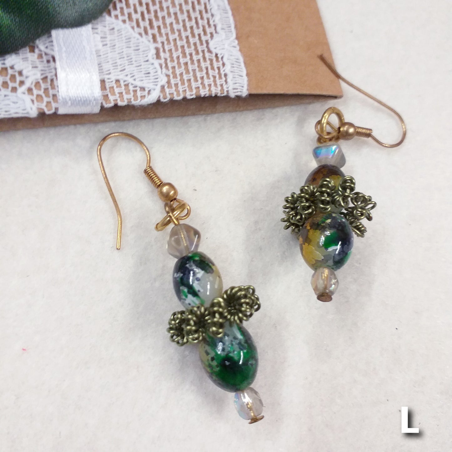 orecchini fatti a mano con pietre perline  di pendenti particolari intreccio perle offerte con cristalli swarovski verde e cristallo con monachelle