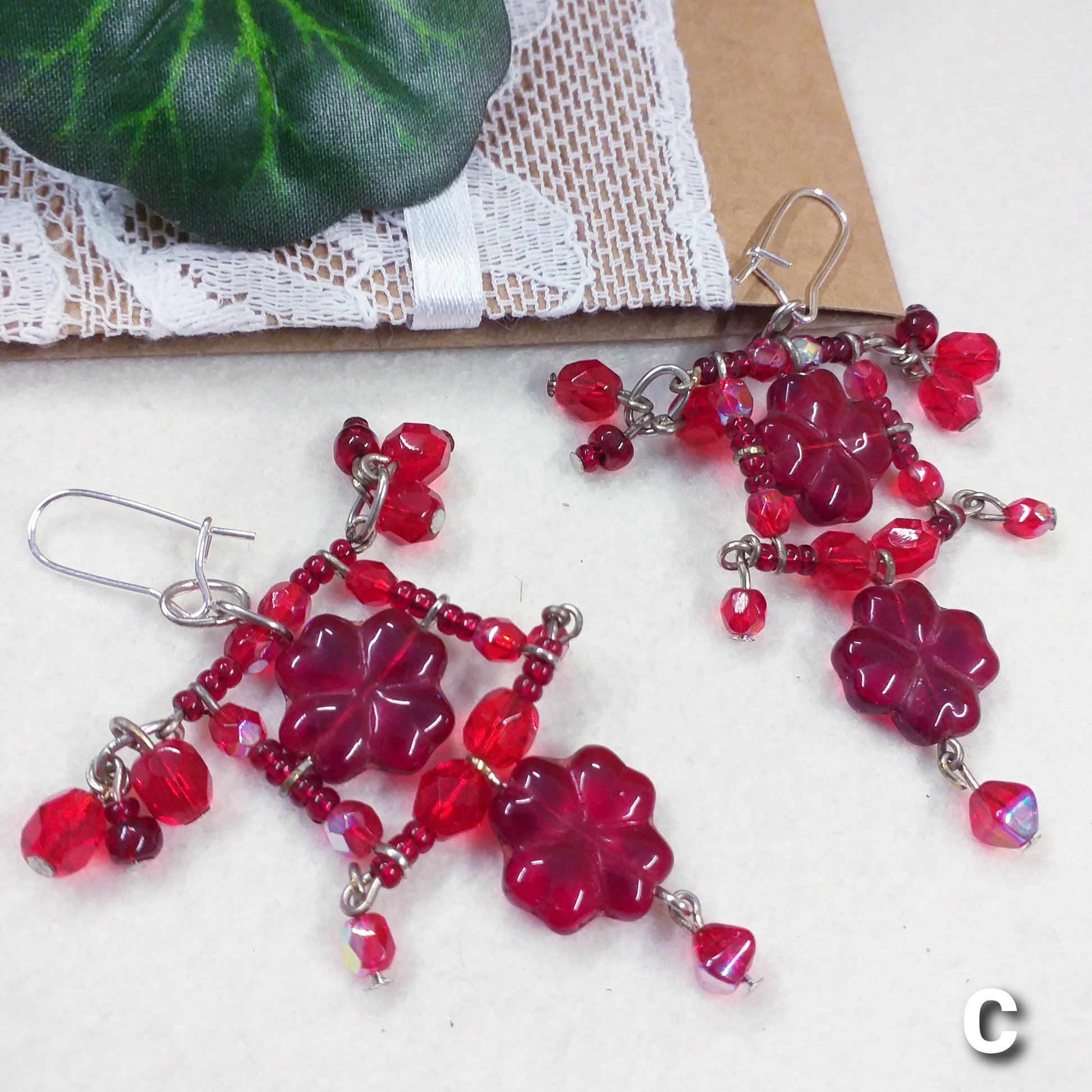 fiorellini perline rosse intreccio orecchini fatti a mano particolari pendenti originali con pietre di vetro e cristalli swarovski perle di conteria chiusura monachelle chiuse argento