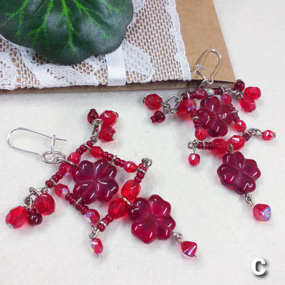 fiorellini perline rosse intreccio orecchini fatti a mano particolari pendenti originali con pietre di vetro e cristalli swarovski perle di conteria chiusura monachelle chiuse argento