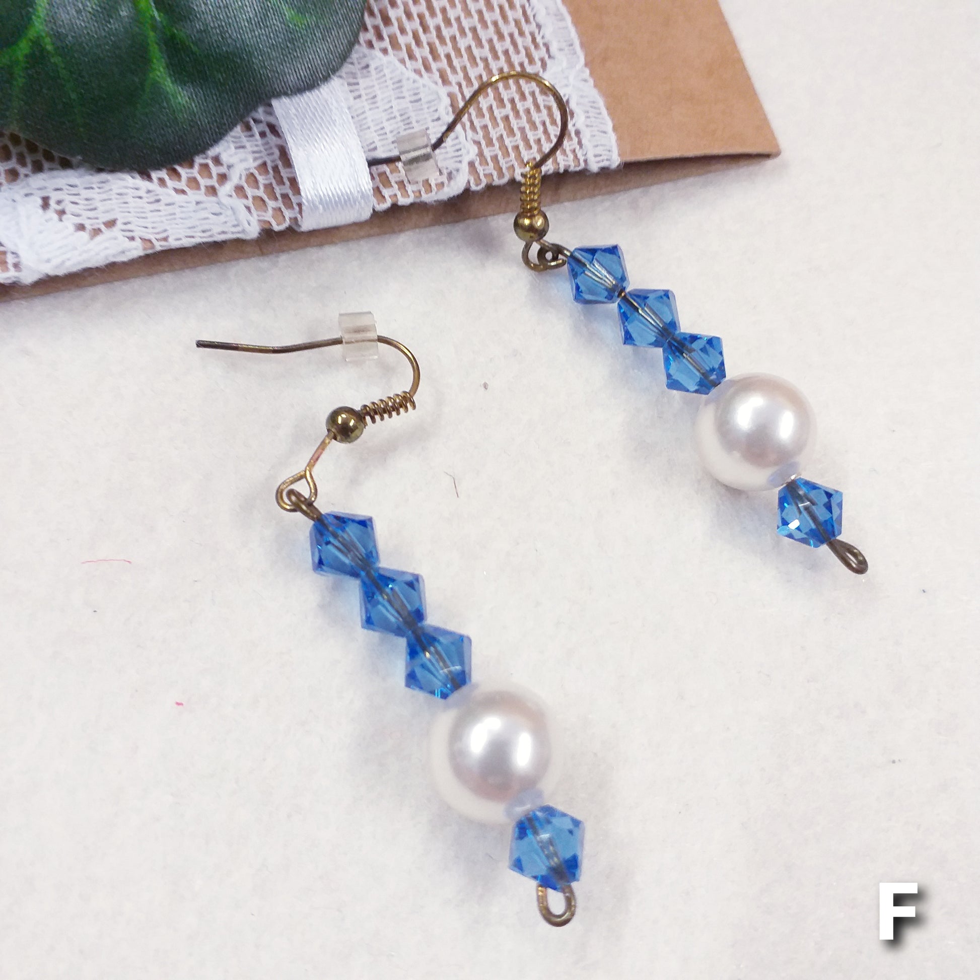 cristalli blu perle bianche orecchini fatti a mano particolari pendenti originali  con pietre