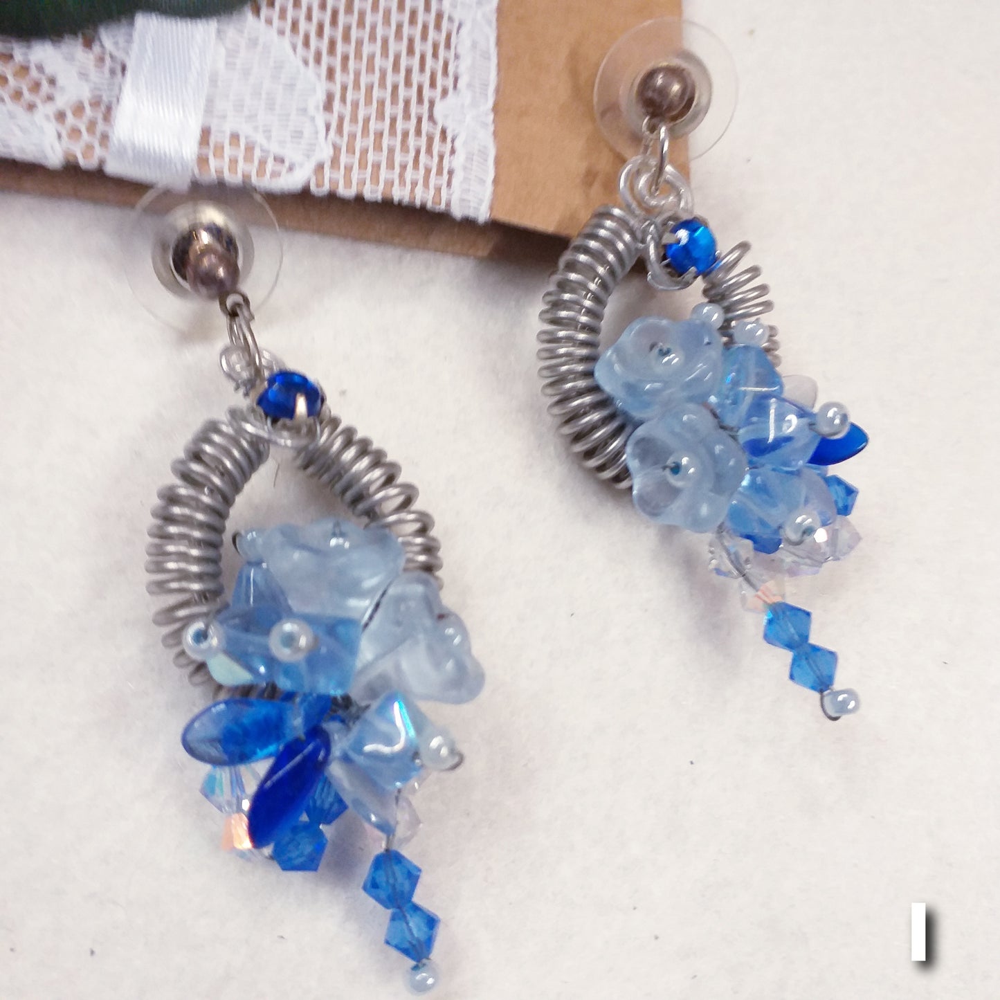 orecchini fatti a mano con pietre perline di pendenti particolari intreccio perle offerte con cristalli swarovski azzurro blu celeste chiusura perno su lobo