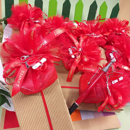 confettata festa con ricordino penna bomboniera laurea biro rossa nera ciondolo charms tocco cappello pergamena confetti rossi bigliettino sacchettino pompon tulle nastro stampato scritta scatolina astuccio confezionato packaging artigianale
