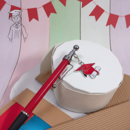 penna bomboniera laurea biro rossa nera ciondolo charms tocco cappello pergamena confetti rossi bigliettino sacchettino pompon tulle nastro stampato scritta scatolina astuccio confezionato packaging artigianale beige cartoncino ondulato