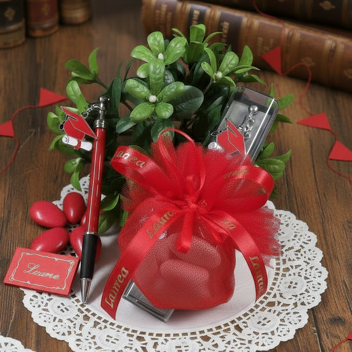 penna bomboniera laurea biro rossa nera ciondolo charms tocco cappello pergamena confetti rossi bigliettino sacchettino pompon tulle nastro stampato scritta scatolina astuccio confezionato packaging artigianale