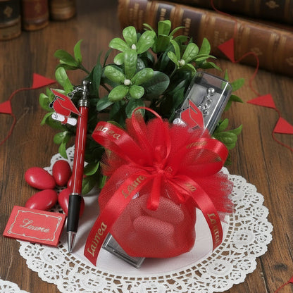 penna bomboniera laurea biro rossa nera ciondolo charms tocco cappello pergamena confetti rossi bigliettino sacchettino pompon tulle nastro stampato scritta scatolina astuccio confezionato packaging artigianale