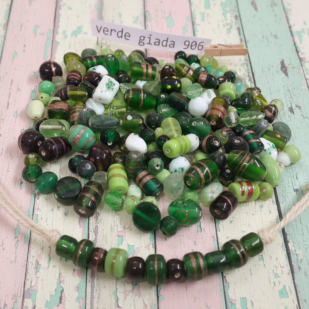 perle verde giada peridoto chiaro bianco avventurina rame miste colorate assortite particolari decorative  in vendita sfuse a mezzo chilo uso per gioielli bijoux bigiotteria collane braccialetti tipo veneziano murano