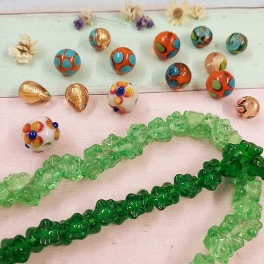 negozio perle di vetro veneziano a lume con fiori e perline forma fiorellini assortiti per fai da te gioielli bijoux di bigiotteria decorazioni bomboniere