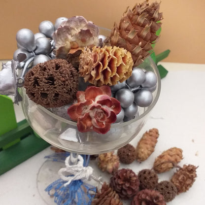 idea creare con pigne naturali decorazioni fai da te natalizie misto bacche eucalipto ontano salignum pino abete chiare scure grandi piccole uso addobbi albero natale centrotavola bicchiere di vetro con frutta e bacche argento