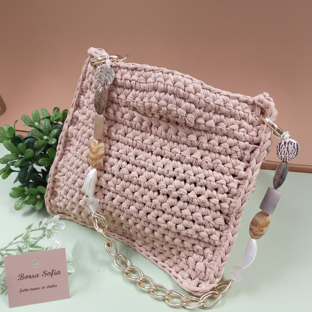 Borsa Sofia fettuccia lycra beige tinta pelle carne chiaro artigianale fatta a mano in Italia modello pochette cerimonia matrimonio giorno sera manico gioiello catena perle pietre conchiglie