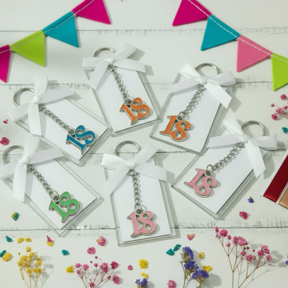 bustina cartoncino nastrini a scelta portachiavi metallo anello catenella numero 18 colori assortiti bomboniera diciottesimo compleanno confezionata