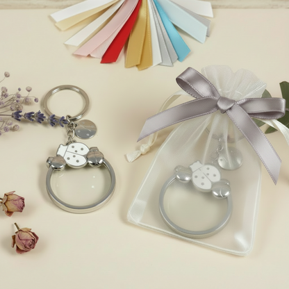confezionato a mano nastro grigio perla sacchetto organza portachiavi coccinelle smalto acciaio e disco con sabbia mobile cinetica idea regalo comunione cresima matrimonio laurea