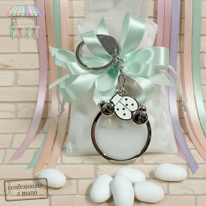 confezionato a mano nastro crema grigio perla o colori pastello sacchetto organza confetti portachiavi coccinelle smalto acciaio e disco con sabbia mobile cinetica bomboniera comunione cresima matrimonio laurea
