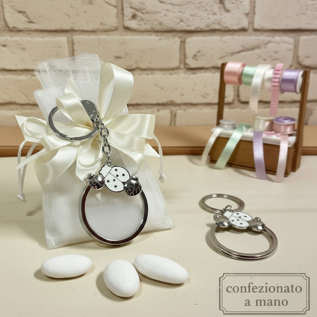 confezionato a mano nastro pastello sacchetto organza portachiavi coccinelle smalto acciaio e disco con sabbia mobile cinetica bomboniera comunione cresima matrimonio laurea