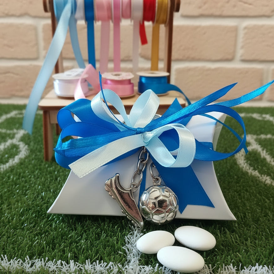 portachiavi pallone e scarpetta da calcio confezionato bustina bianca bomboniera prima comunione confetti bianchi scelta colore nastrini