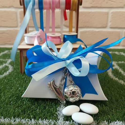 portachiavi pallone e scarpetta da calcio confezionato bustina bianca bomboniera prima comunione confetti bianchi scelta colore nastrini
