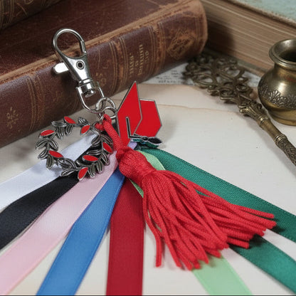 colori nastrini della bomboniera a scelta e primo piano gancio moschettone portachiavi laurea di metallo corona d'alloro cappello smaltato rosso nappina ciondolo pendente decorativa fai da te