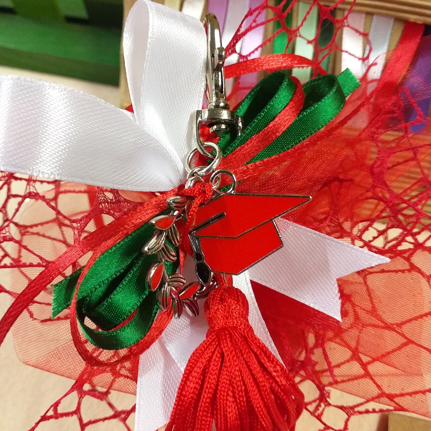 colore bianco verde rosso portaconfetti laurea confezionare packaging composizione nastro bigliettino bomboniera confetti portachiavi laurea di metallo corona d'alloro