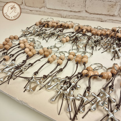 segnaposto bomboniera Comunione Cresima portachiavi Croce Tau resina colore argento corda marrone perle legno