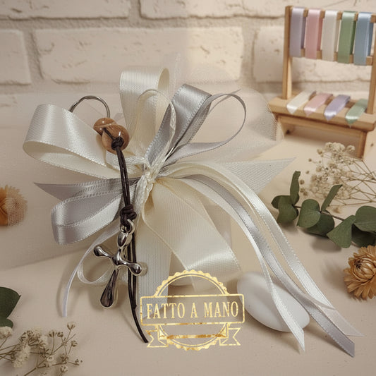 grigio crema shabby segnaposto bomboniera Comunione Cresima monoconfetto tulle organza ciuffo sacchettino con ampia coccarda di nastro e portachiavi Croce Tau resina colore argento