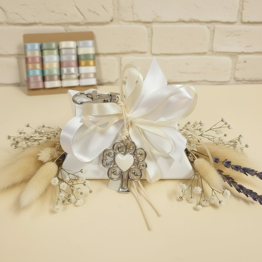 bianco e panna segnaposto bomboniera bustina portaconfetti bianca confezionata confetti portachiavi cuore smaltato con ciondolo metallo albero della vita moschettone cordino cerato colori dei nastri
