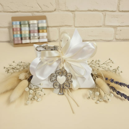 bianco e panna segnaposto bomboniera bustina portaconfetti bianca confezionata confetti portachiavi cuore smaltato con ciondolo metallo albero della vita moschettone cordino cerato colori dei nastri