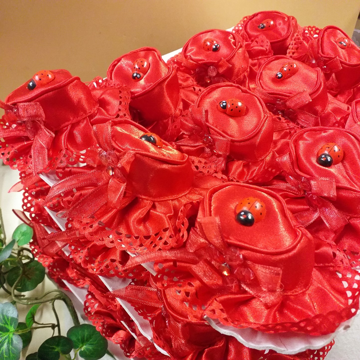 shop negozio confettata cappellini economici a 3 piani applicazione portafortuna coccinella sacchetti rossi portaconfetti laurea compleanno comunione cresima fai da te bomboniere