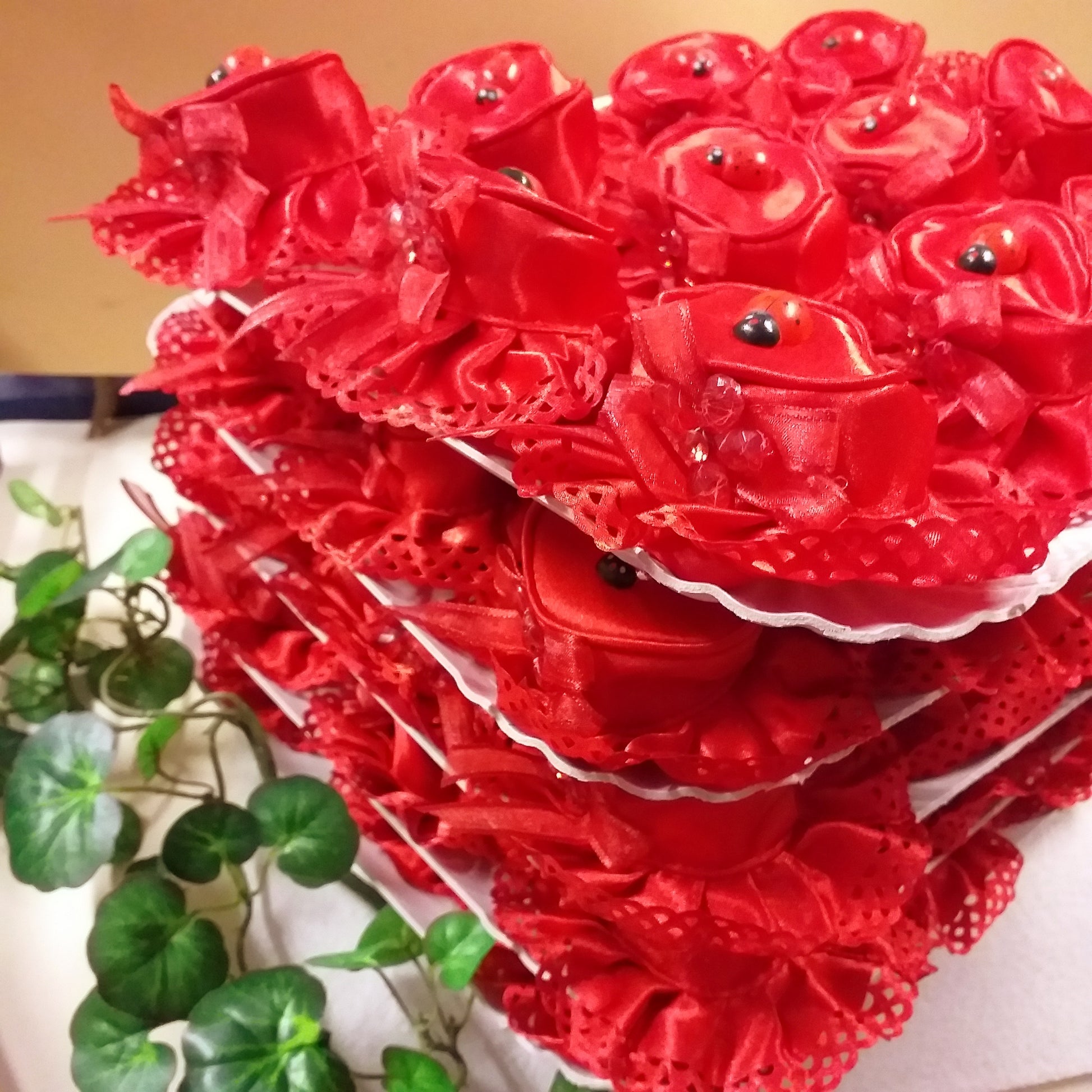 allestimento confettata cappellini economici 5 piani applicazione portafortuna coccinella sacchetti rossi portaconfetti laurea compleanno comunione cresima fai da te bomboniere