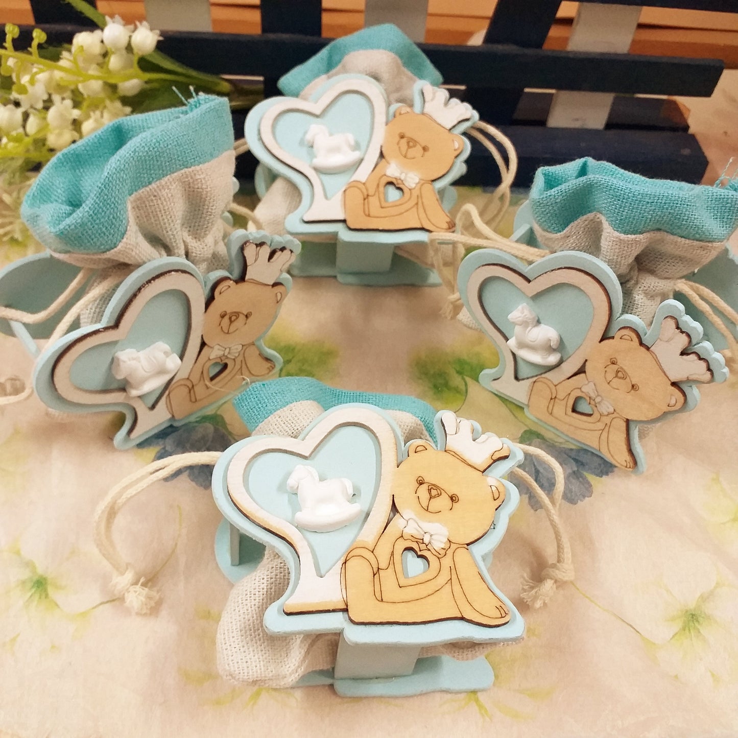 primo piano sacchetto juta e portaconfetti casetta forma orso legno naturale celeste bimbo maschietto bomboniera da confezionare nascita babyshower Battesimo