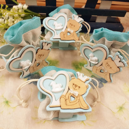 primo piano sacchetto juta e portaconfetti casetta forma orso legno naturale celeste bimbo maschietto bomboniera da confezionare nascita babyshower Battesimo