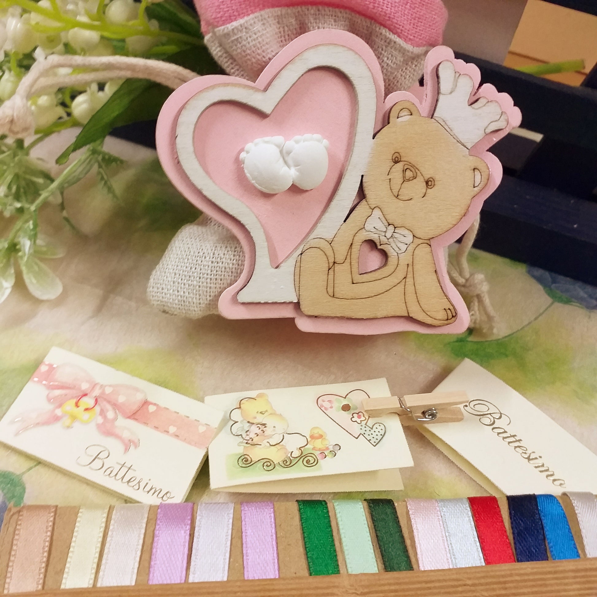 colori nastri e bigliettini Battesimo nascita babyshower sacchetto juta e portaconfetti casetta cuore orso legno naturale bambina bomboniera da confezionare