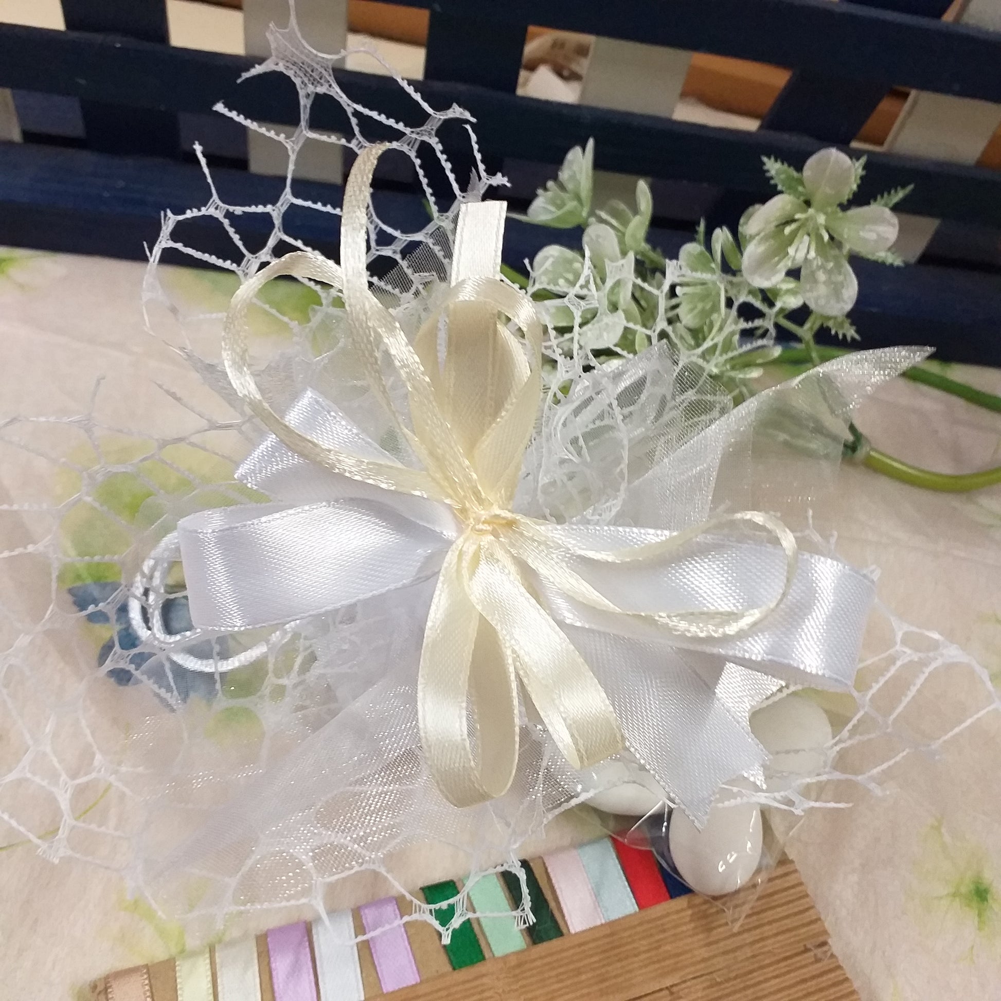bianco e panna sacchetto confetti italiani maxtris a rete bianca confezionato coccarda fiocco bigliettino stampato scelta colori nastrini o kit fai da te