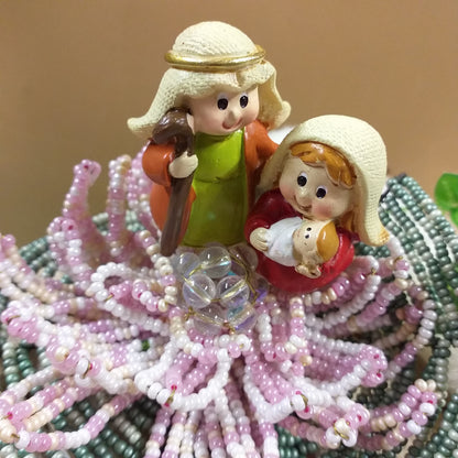 statuine colorate stile baby bambini gruppo Natività Giuseppe Maria Gesù Bambino miniatura ceramica di lavorazioni fatte a mano etnico moderno originale idea ninfea perline bomboniera Battesimo natalizia chiudipacco regalo vetrinistica