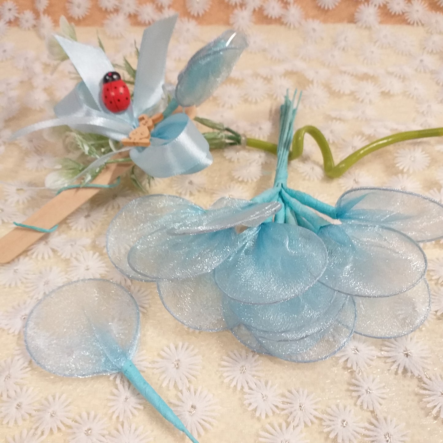azzurro celeste rametto mazzolino pick foglie racchette portaconfetti gambo stelo tulle ferretto fai da te segnaposto fiori di confetti uso confettata confezione bomboniere scatole