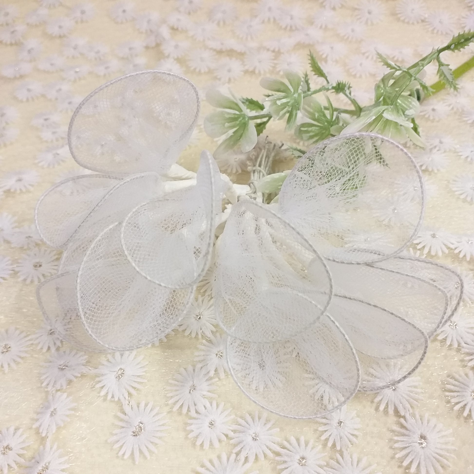 rametto mazzolino pick foglie bianche racchette portaconfetti gambo stelo tulle ferretto fai da te segnaposto fiori di confetti uso confettata confezione bomboniere scatole