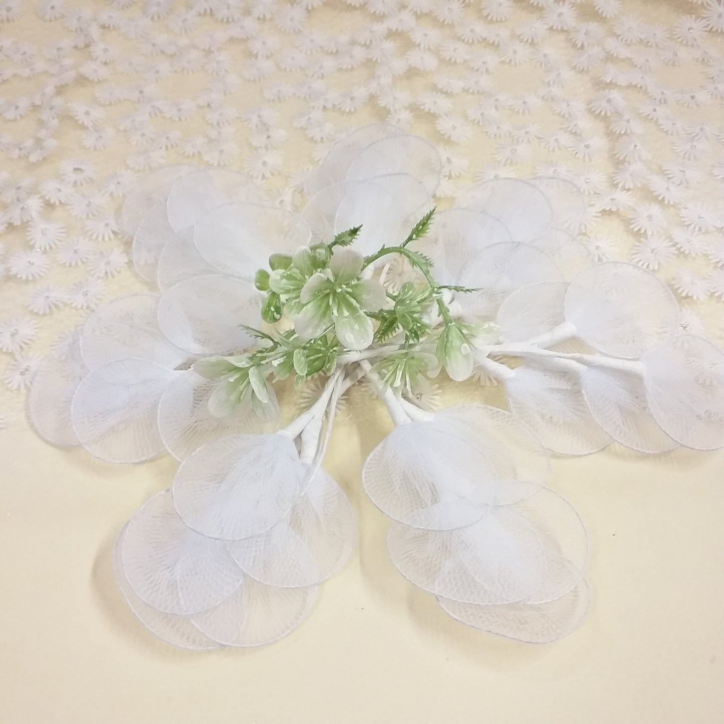 bouquet bianco rametto mazzolino pick foglie racchette portaconfetti gambo stelo tulle ferretto fai da te segnaposto fiori di confetti uso confettata confezione bomboniere scatole